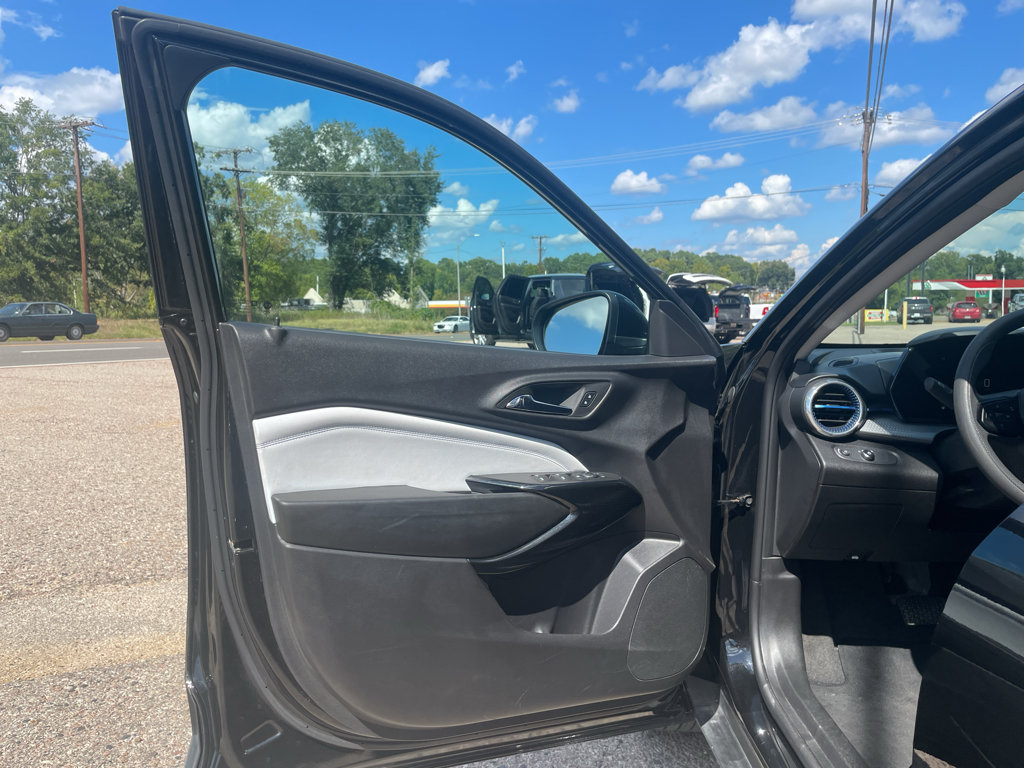 Used 2025 Chevrolet Trax LT FWD image 6