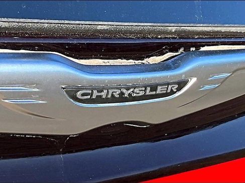 Used 2023 Chrysler Pacifica Touring-L image 11