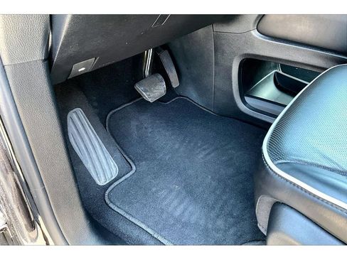 Certified 2025 Chrysler Pacifica Limited FWD image 30