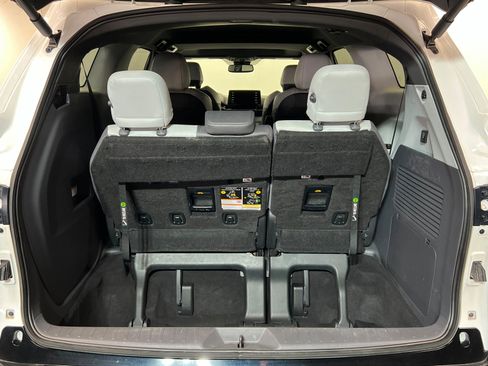 Used 2023 Toyota Sienna XSE w/ XSE Plus Package FWD image 22