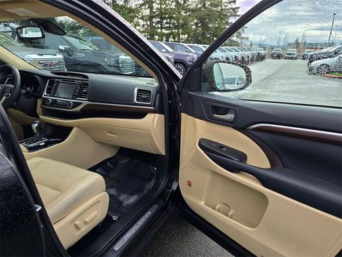 Used 2015 Toyota Highlander Limited Platinum image 10