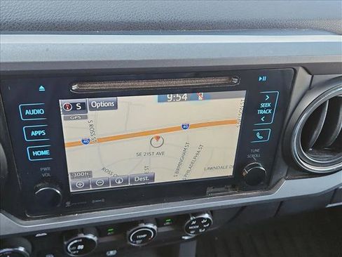Used 2018 Toyota Tacoma TRD Off-Road AWD/4WD image 11