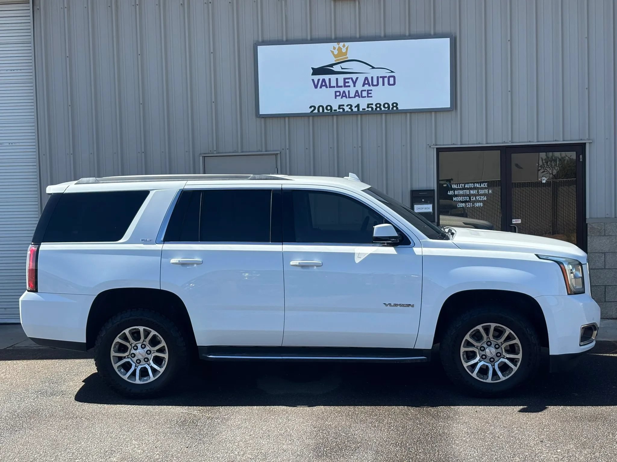 Used 2017 GMC Yukon SLT AWD/4WD image 2
