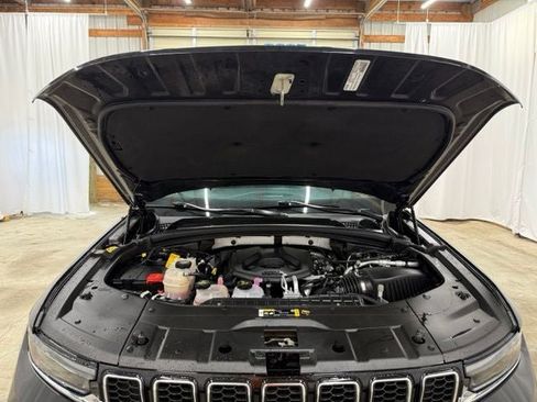 Used 2023 Jeep Grand Cherokee Overland AWD/4WD image 29