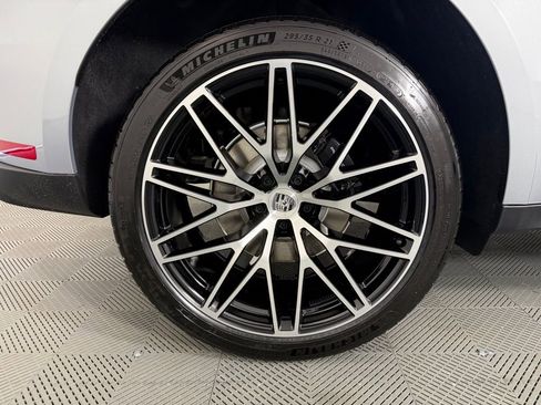 New 2026 Porsche Macan AWD/4WD image 13