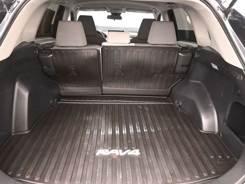 Used 2020 Toyota RAV4 XLE FWD image 31