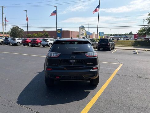 Used 2019 Jeep Cherokee Trailhawk AWD/4WD image 6