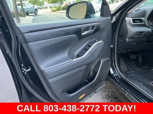 Used 2024 Toyota Highlander XLE AWD/4WD image 5
