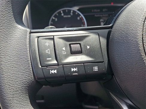 Used 2023 Nissan Rogue SV image 21