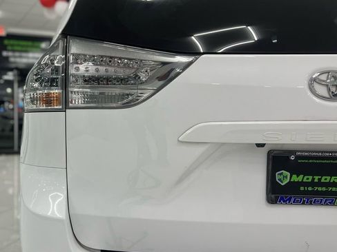 Used 2019 Toyota Sienna SE Premium w/ Carpet Mat Package image 13