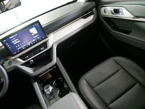 Used 2025 Ford Explorer Active w/ Active Comfort Package AWD/4WD image 11