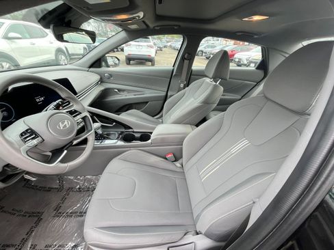 Used 2025 Hyundai Elantra SEL image 24