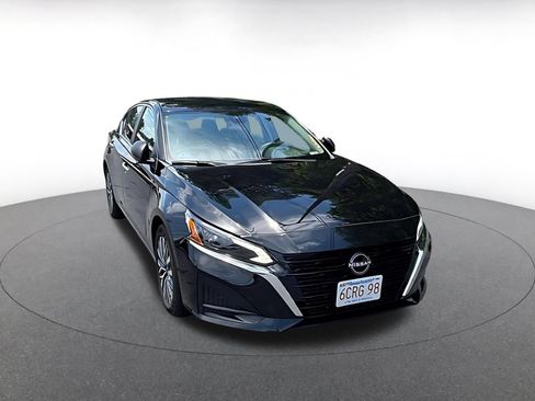 Used 2025 Nissan Altima 2.5 SV FWD image 3