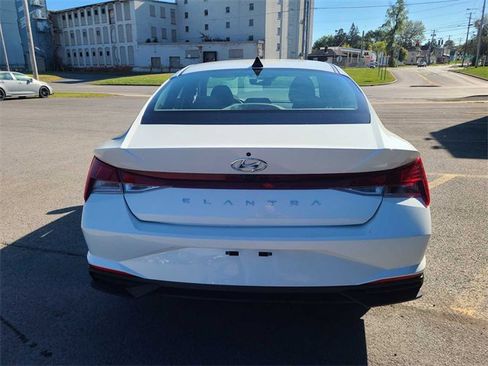 Used 2023 Hyundai Elantra SEL image 8