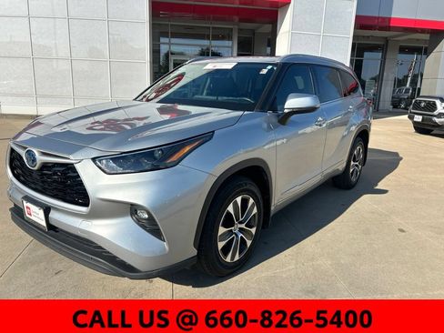 Used 2022 Toyota Highlander XLE AWD/4WD image 2