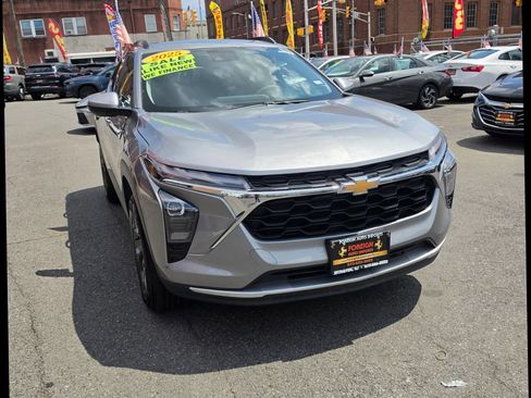 Used 2025 Chevrolet Trax LT FWD image 3