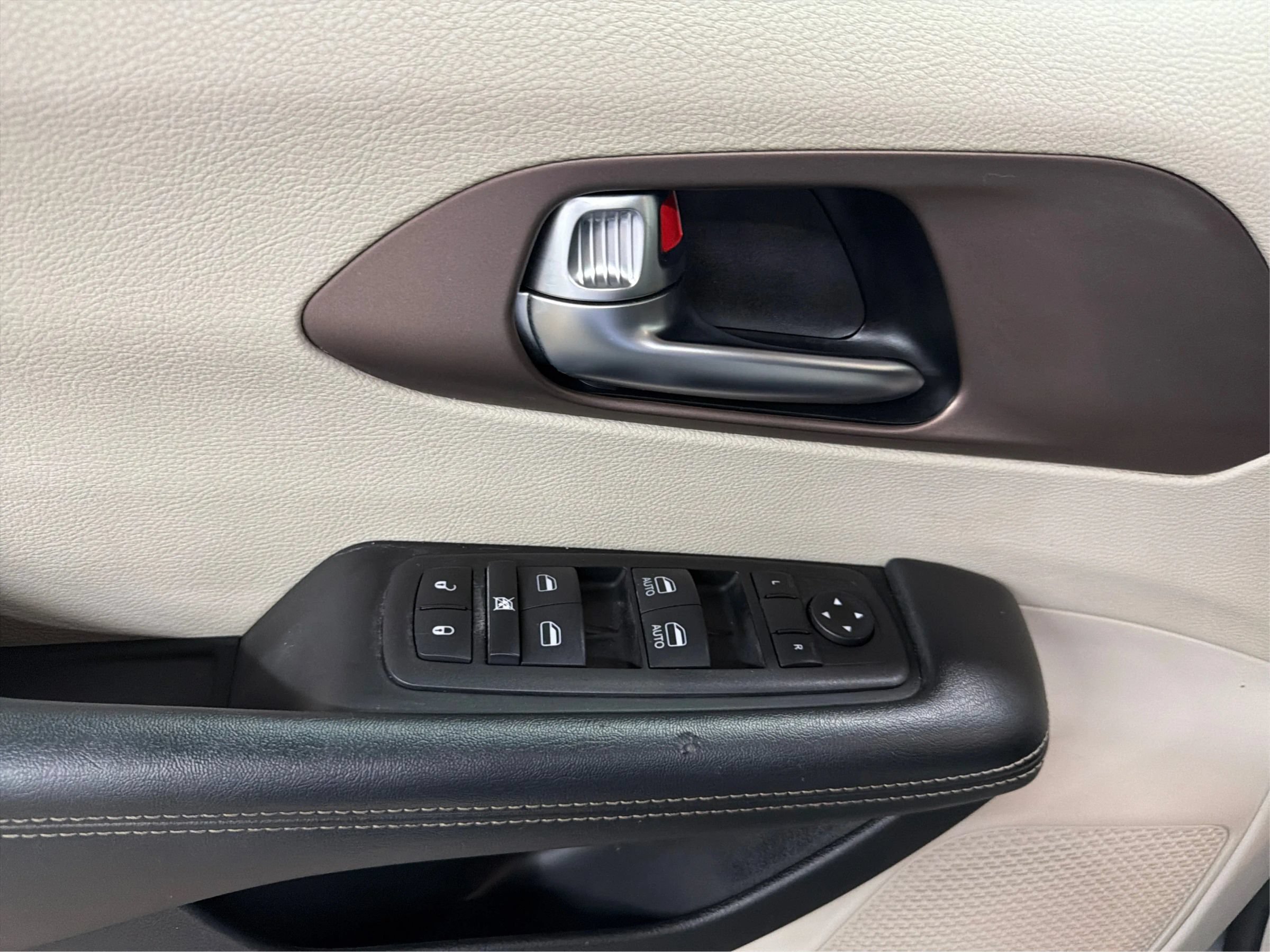 Used 2023 Chrysler Voyager LX FWD image 17