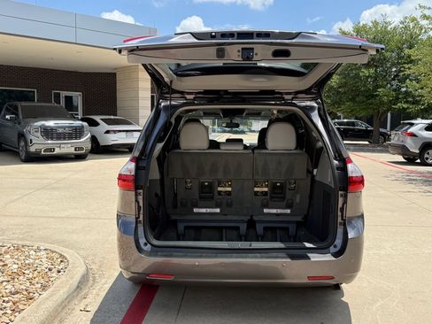 Used 2015 Toyota Sienna XLE w/ XLE Navigation Package FWD image 7