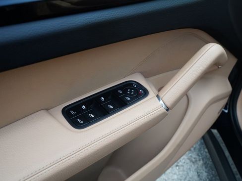 Used 2022 Porsche Cayenne AWD/4WD image 23