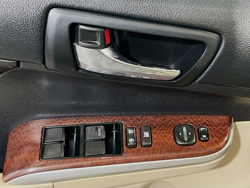 Used 2014 Toyota Camry XLE w/ Leather Package image 23