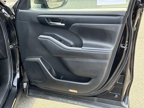 Used 2022 Toyota Highlander XLE image 8