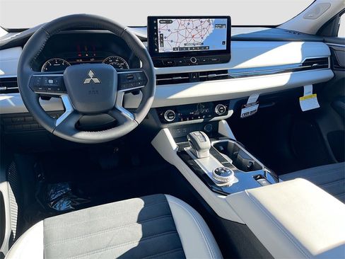 New 2025 Mitsubishi Outlander SE image 24