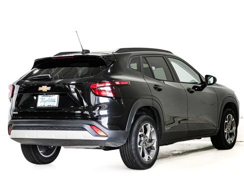Used 2025 Chevrolet Trax LT FWD image 6