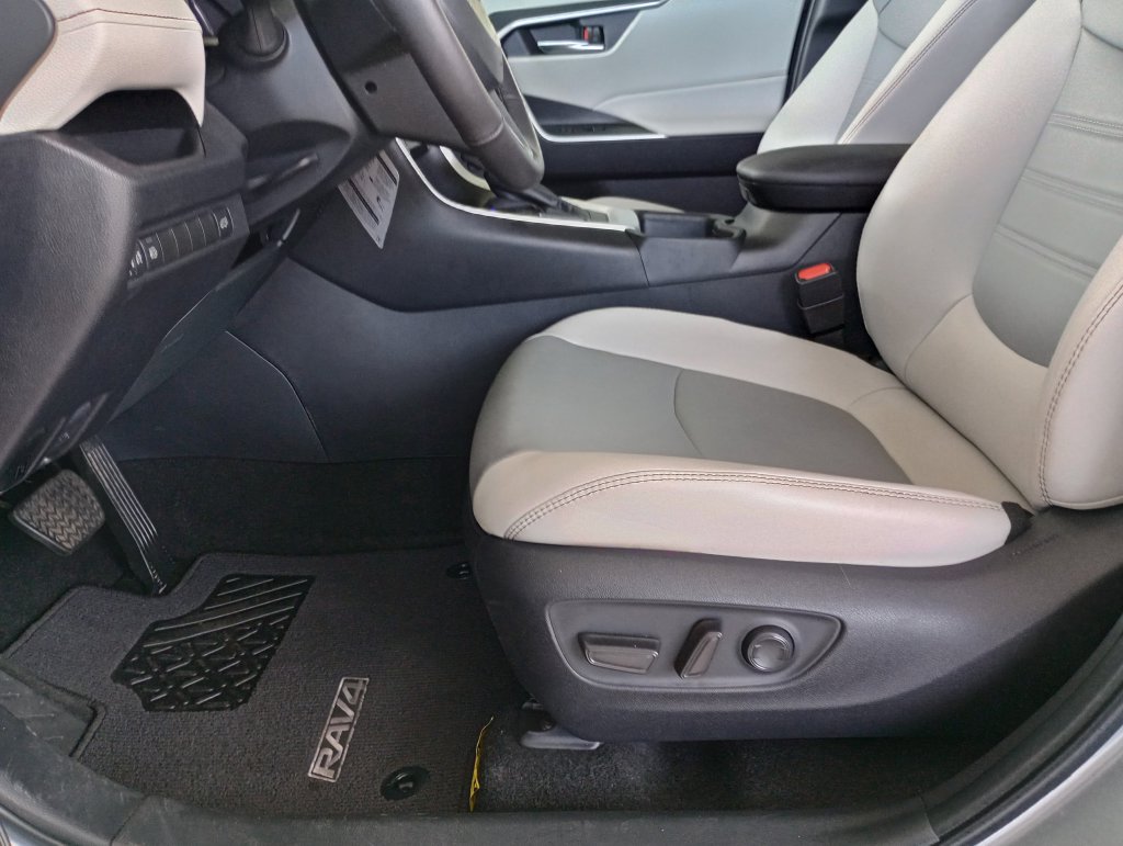 Used 2024 Toyota RAV4 XLE Premium FWD image 10