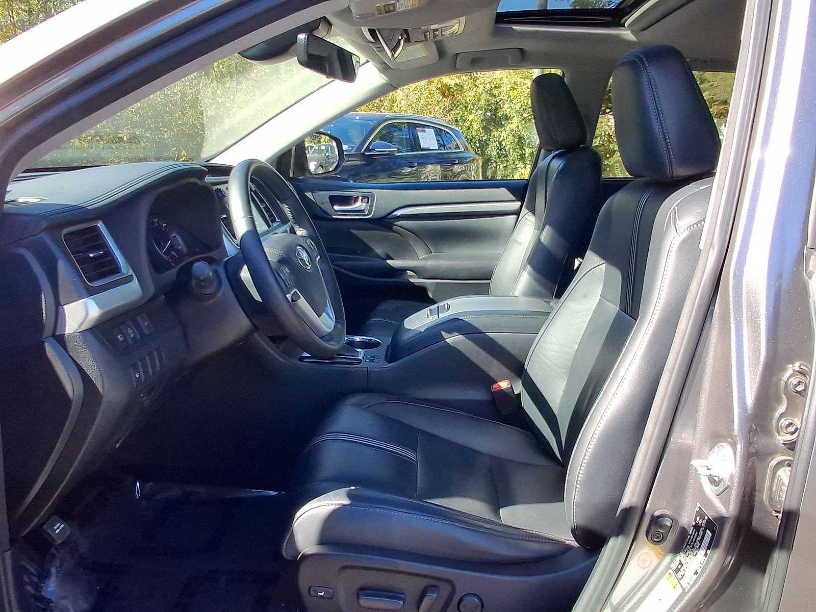 Used 2017 Toyota Highlander SE w/ Carpet Mat Package AWD/4WD image 17