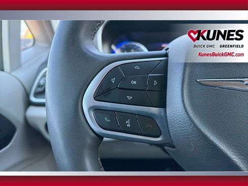 Used 2024 Chrysler Pacifica Touring-L image 27