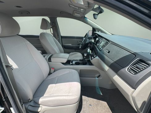 Used 2018 Kia Sedona L FWD image 16