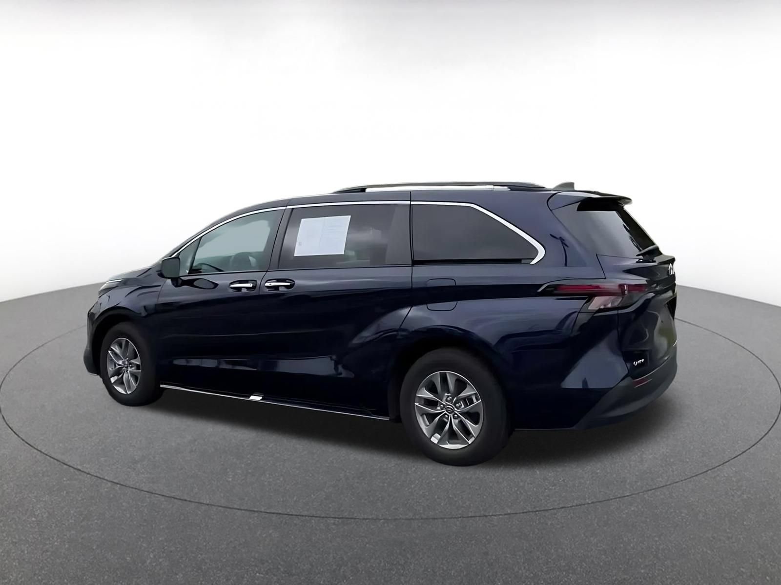 Used 2025 Toyota Sienna XLE FWD image 4