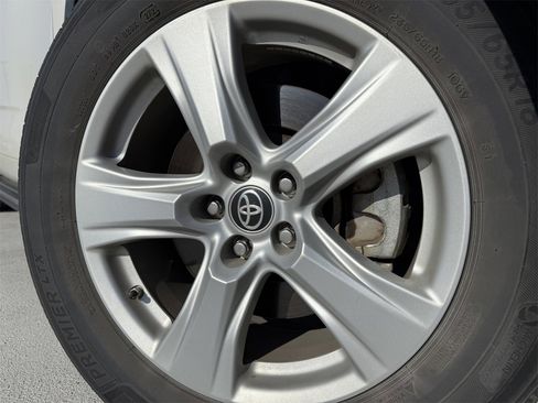 Used 2020 Toyota Highlander LE image 10