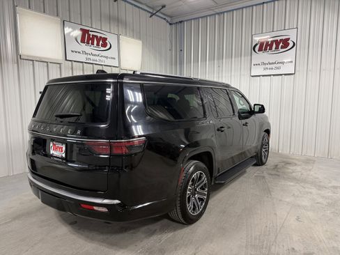 Used 2023 Jeep Wagoneer L Series II image 3