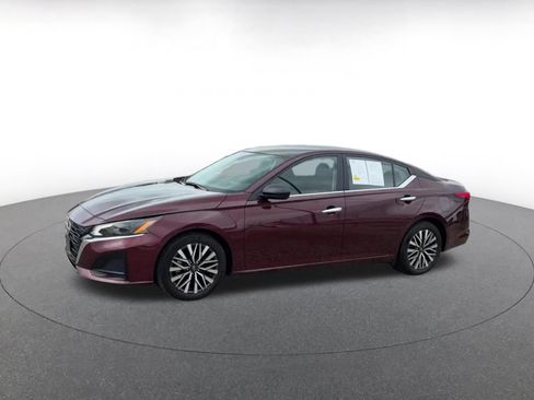 Used 2025 Nissan Altima 2.5 SV FWD image 6
