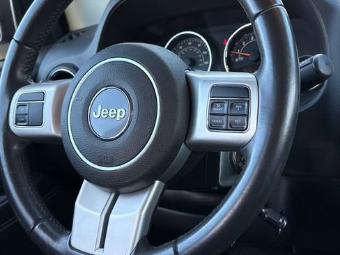 Used 2017 Jeep Compass Latitude image 14