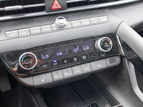 Used 2025 Hyundai Elantra Limited FWD image 14