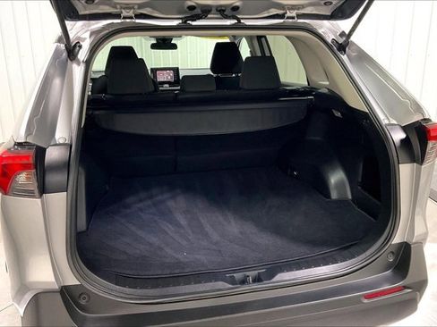 Used 2021 Toyota RAV4 LE image 38