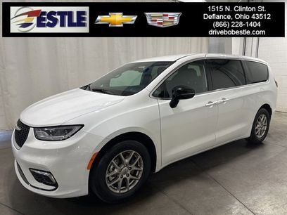 Used 2025 Chrysler Pacifica Select