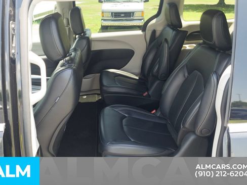 Used 2023 Chrysler Pacifica Touring-L FWD image 18