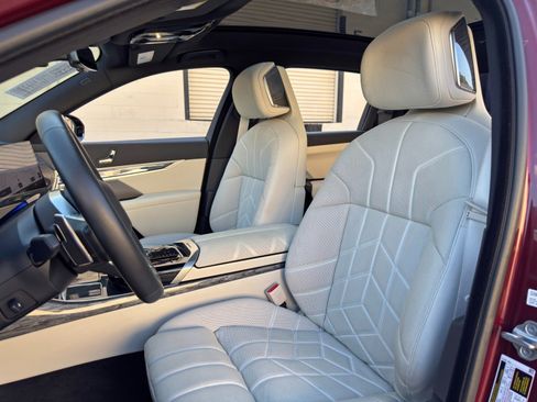 Used 2023 BMW 760i xDrive AWD/4WD image 46