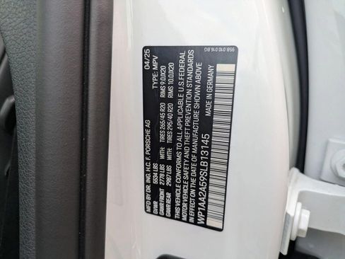 Certified 2025 Porsche Macan AWD/4WD image 29