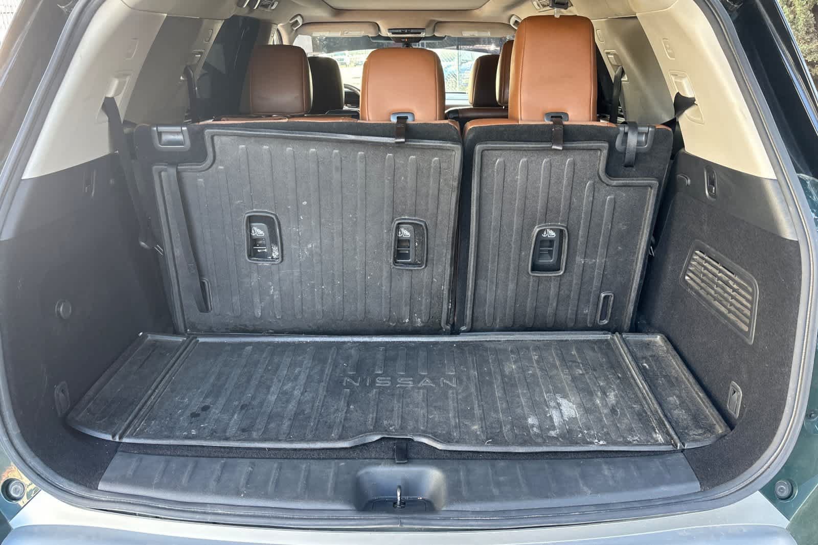 Used 2023 Nissan Pathfinder Platinum w/ Black Appearance Package FWD image 18