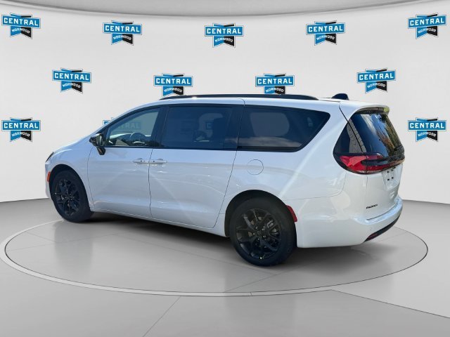 New 2027 Chrysler Pacifica Select AWD/4WD image 3