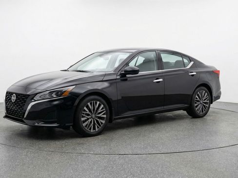 Used 2025 Nissan Altima 2.5 SV FWD image 3