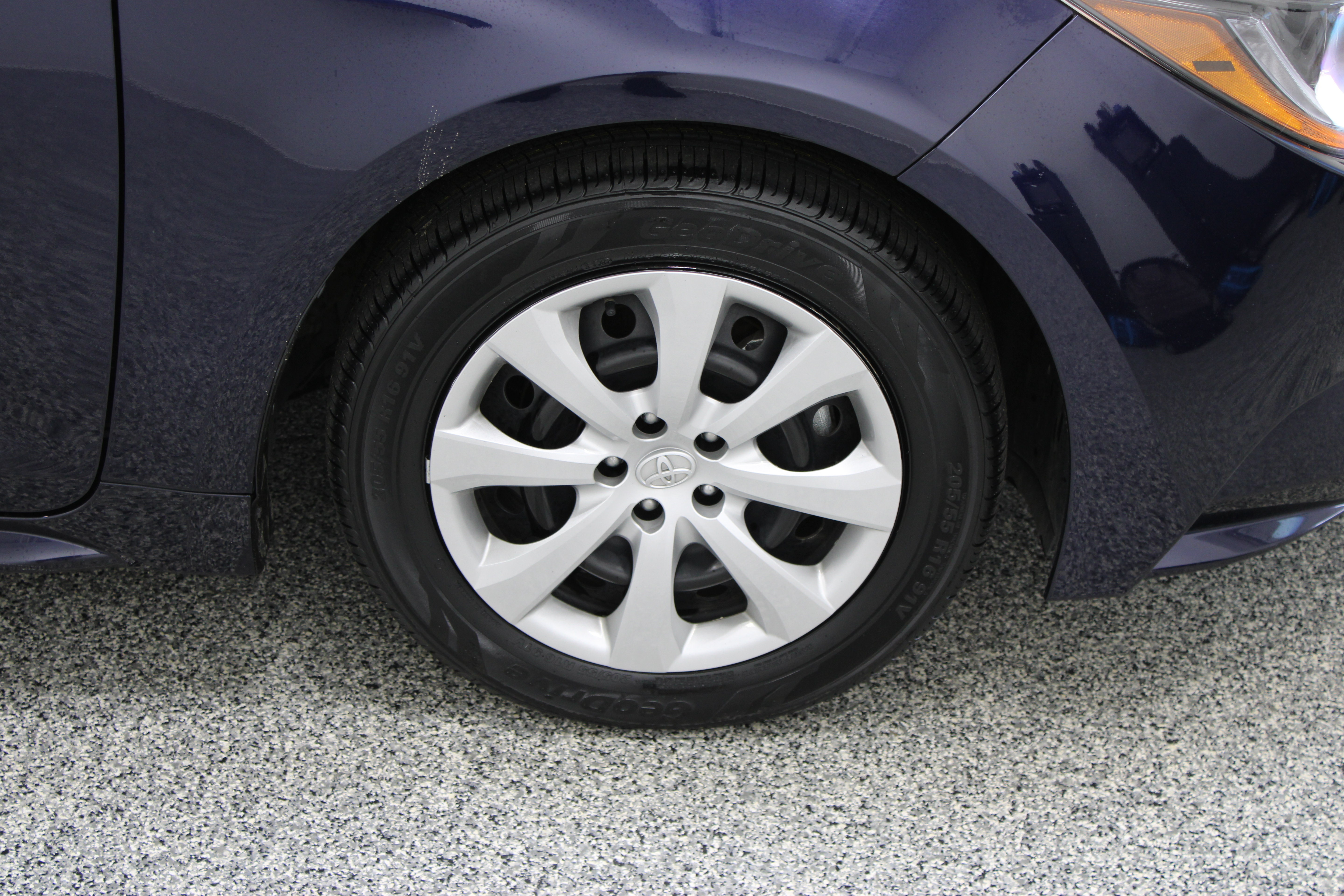 Used 2025 Toyota Corolla LE FWD image 5