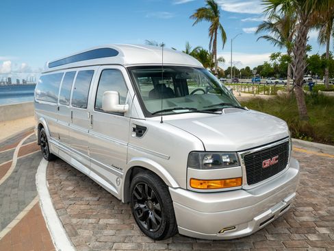 Used 2022 GMC Savana 2500 Extended RWD image 11