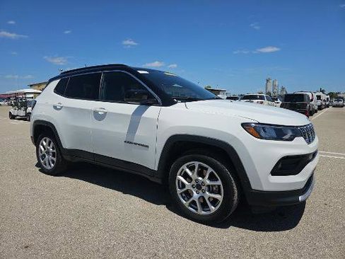 Used 2025 Jeep Compass Limited AWD/4WD image 2