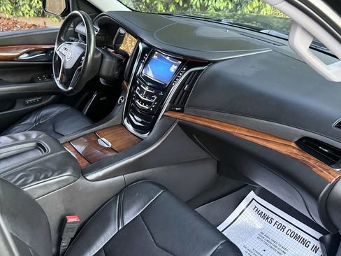 Used 2015 Cadillac Escalade Luxury image 19