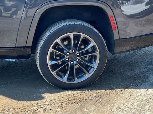 Used 2025 Jeep Grand Wagoneer L Series III w/ Rear Seat Video Group 1 image 12